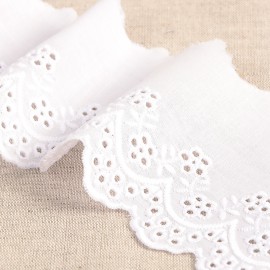 SCALLOPED EMBROIDERY WITH FLOWERS