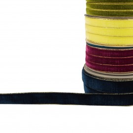 Samtband mit goldenen Rändern