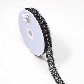 Guipure lace between two studs