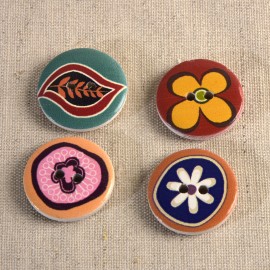 Decorated wooden button